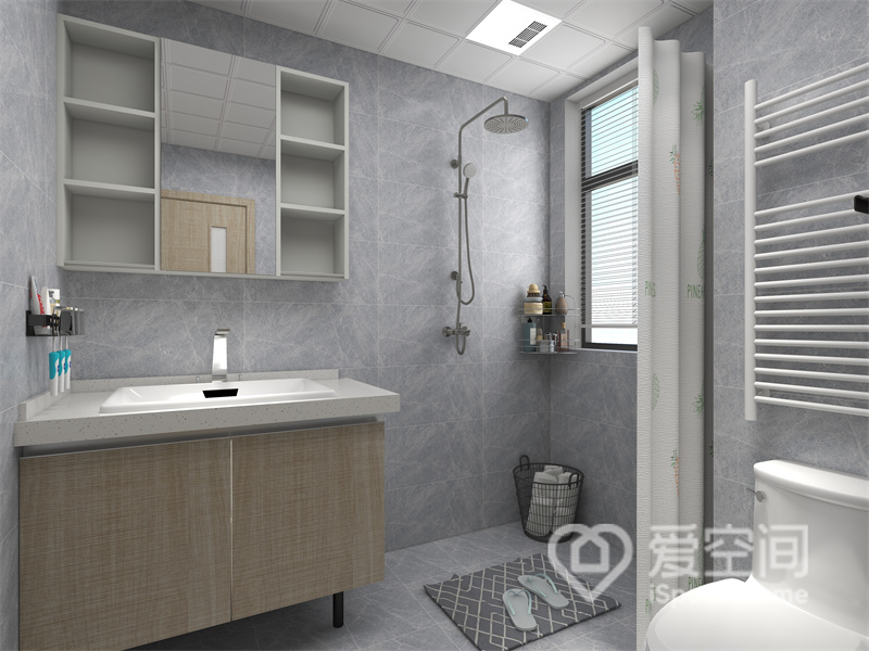 卫浴空间的设计简约而实用，设计师利用浴帘进行干湿分离，保证了淋浴的私密感，镜柜和洗手柜储物功能强大。