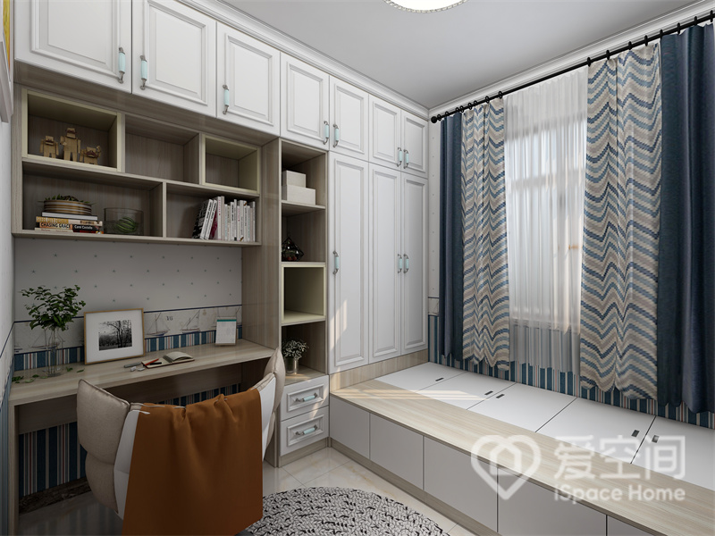 次卧依然使用了塔塔米一体柜，白色与原木色调的搭配营造出欧式特有的温馨情调，诠释出有序优雅的生活空间。