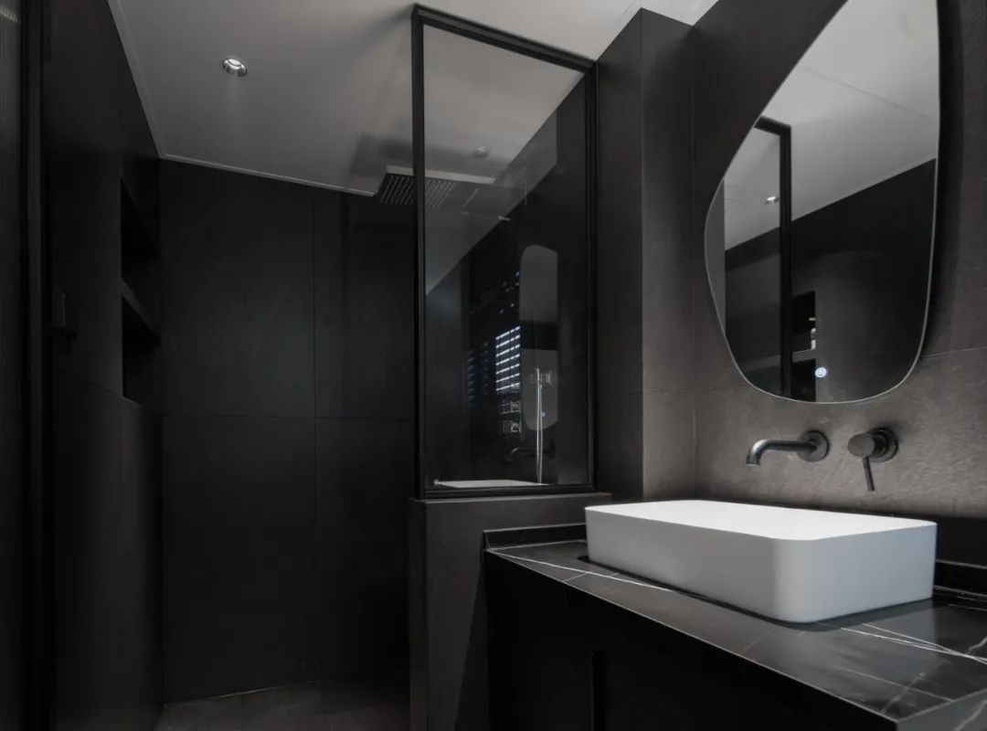 卫生间整洁美观，造型奇特的浴室镜、环绕的百叶窗和大浴缸等，细节精致，高级感满分。