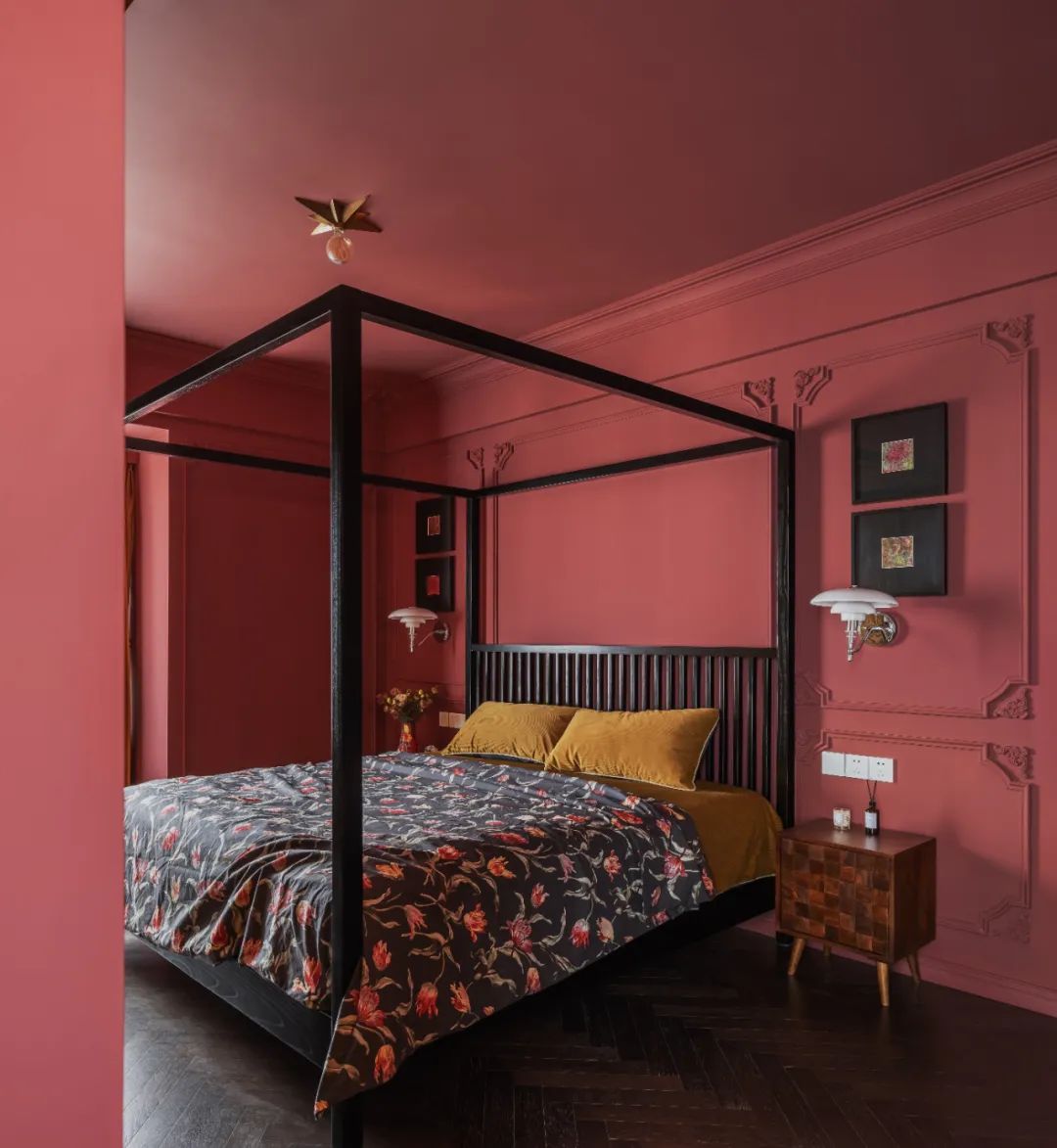 卧室选用了一款介于沉稳与活跃之间的橘红色，艳而不俗，地面的深木灰色人字铺地板，隐约透露出厚重的历史感，架子床是@Nana的心头好，喜欢了好久，这次装修终于实现了。