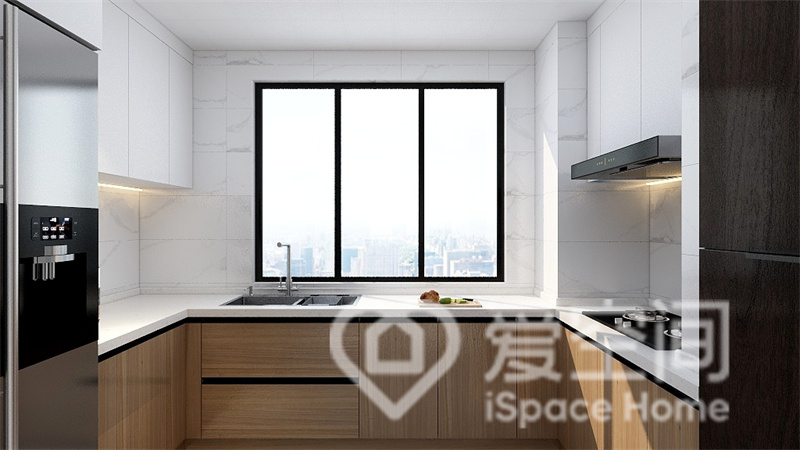 厨房空间定制了橱柜，体现出休闲又不生硬的感觉，在色彩上，以原木和白色搭配，提升了空间的层次感和美观度
