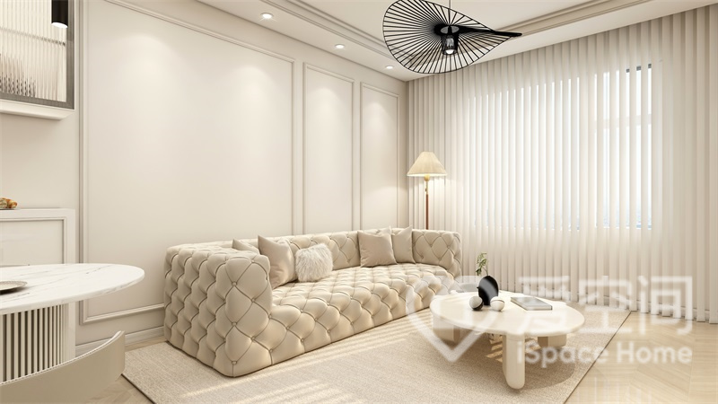 整體客廳的設計仿佛奶茶一樣的溫柔，溫暖的顏色舒適的沙發以及墻面獨特的造型讓空間具有別具風格的魅力。
