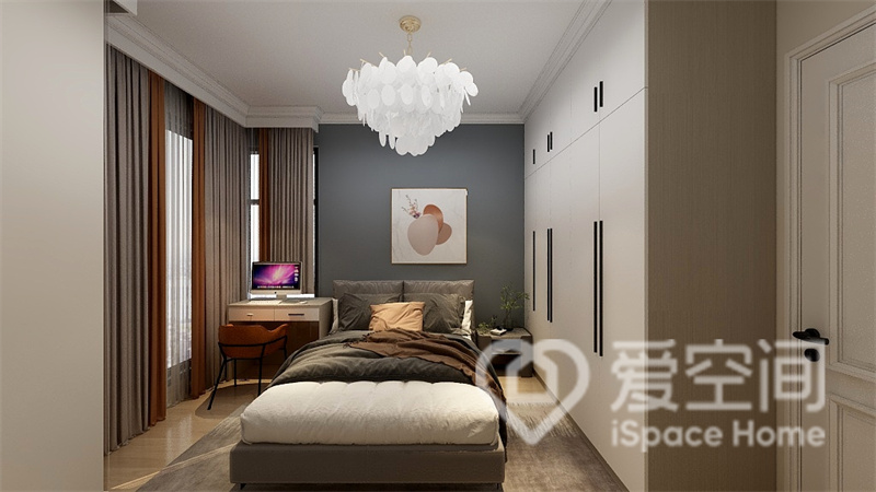 次臥空間以低飽和度色系打造，注重舒適性和美觀性，呈現出簡凈溫馨的氛圍。