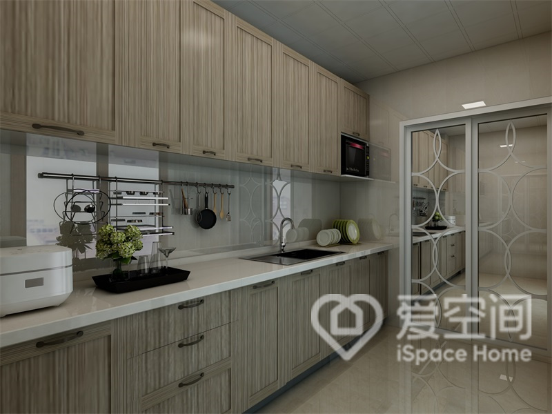 厨房采取了长条式的设计，橱柜的条纹材质彰显了高品质的生活。