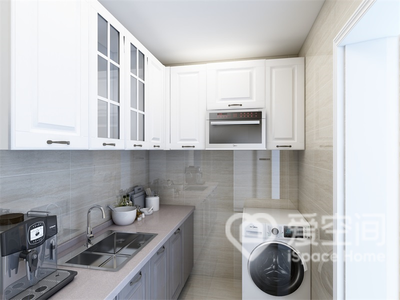 U字形廚房在滿足烹飪需求的同時廚房內部還放入了洗衣機，每一處空間都獲取了充分利用。