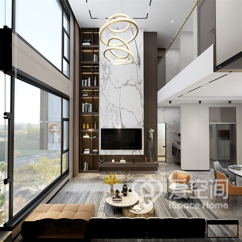 客厅挑高设计，大理石与收纳柜的组合方式提升了层次感，灯具造型别致。