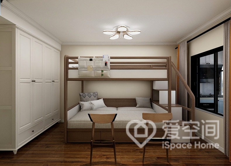 次臥選用了簡潔的高低床，家具多采用直線條，從簡單舒適中體現出生活的秩序感。