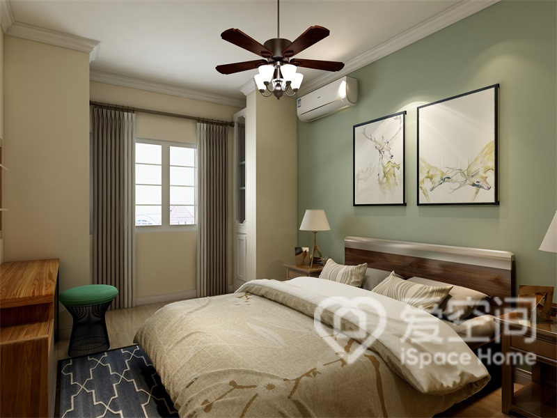 卧室的床铺距离窗户比较远，保障通风的同时不必担心冬季里发生着凉。