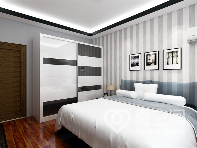 主臥干凈舒適，豎線壁紙層次分明，藍白床品搭配其中，空間充滿現代格調。