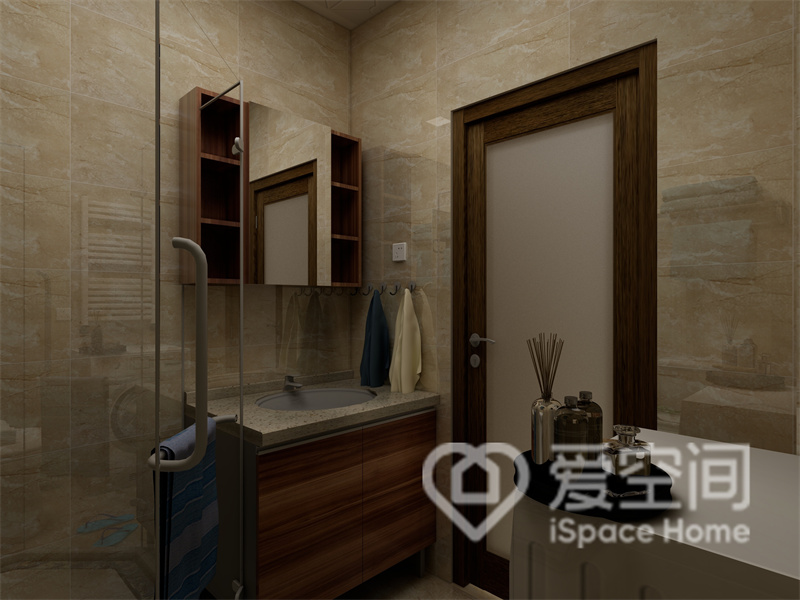 干濕分離下使衛浴空間顯得和諧有層次，定制的洗手柜提升了空間的收納力。