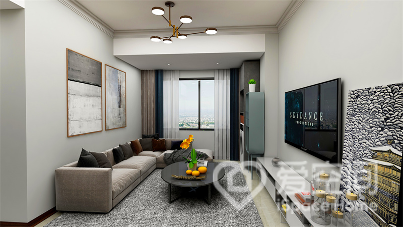 客厅以米白色为空间背景，融入布艺沙发、装饰画、收纳柜后呈现出素雅的视觉效果。