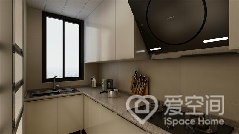 一进厨房即可看到直线的橱柜设计，电器为淡雅的空间注入了理性气息。