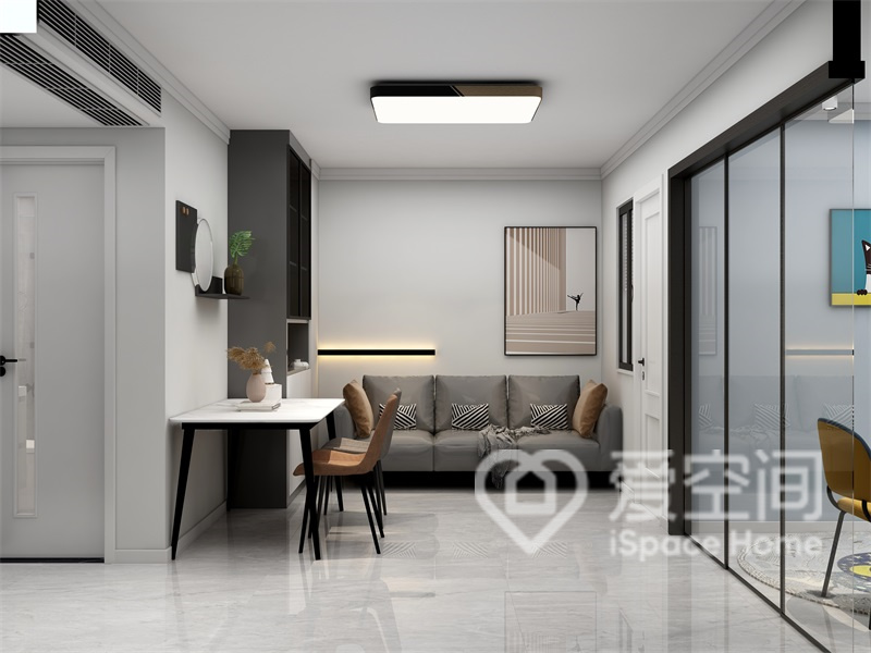 客厅选择了极简的设计方式，简单的布艺沙发搭配浅色调的地板，即便是使用的灯具都是很普通的。