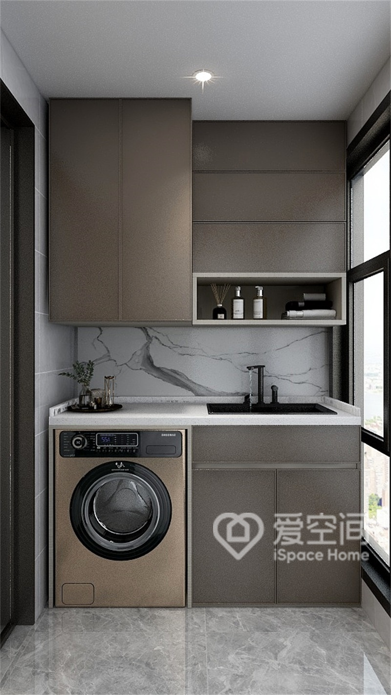 陽臺的位置進行了合理的利用，陽臺擺放洗衣機有利于洗衣機使用壽命的增長。