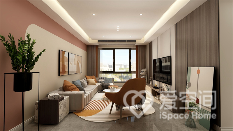 現代元素滲透到客廳的各個角落，米色與粉色搭配設計的背景墻裝飾，更為空間增添了幾分時尚韻味。