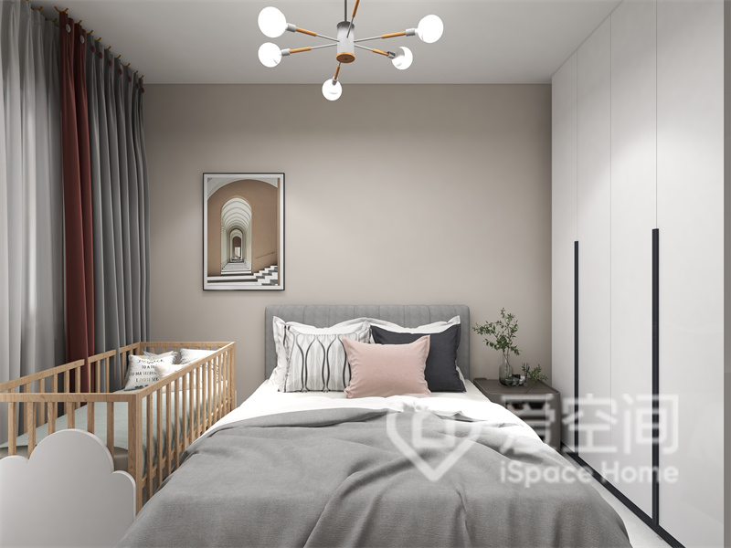 主卧空间设计师选用暖色为主色调，配以灰色调床品，营造出一个温馨舒适的居住环境。