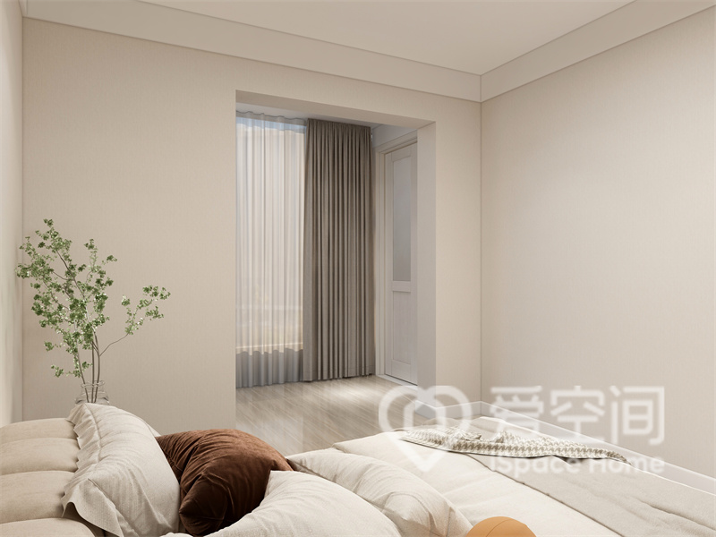 米白色背景下，硬装与软装共同打造出一个清新自然、简洁舒适的主卧空间。