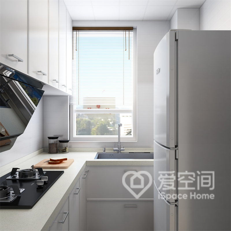 厨房面积不大，定制橱柜提升了空间的使用率，舒适的动线设计令烹饪变得更加舒适。