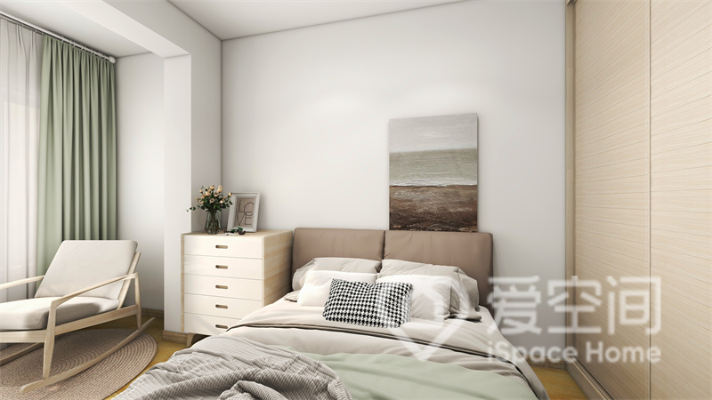 主臥采用白色為背景墻，搭配原木衣柜裝飾，柔和的紋理凸顯出細膩質感。