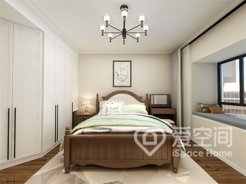 卧室不仅仅选择了欧式风格的床铺以及灯具，并且卧室的衣柜满足了储物的需要。