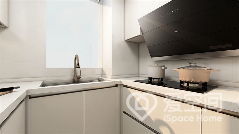 厨房配色和谐，白色橱柜突出了简约的特点，流畅的动线令烹饪更加舒适。
