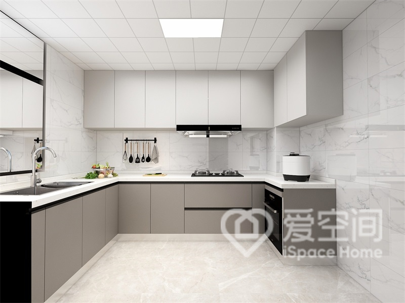 在廚房設計的時候選擇了U型的設計方式，觀察廚房的臺面以及墻面的設計.