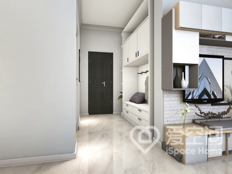 白色玄關柜提供了充足的收納空間，讓空間柔和過渡，實現客廳與走廊之間的空間轉換。
