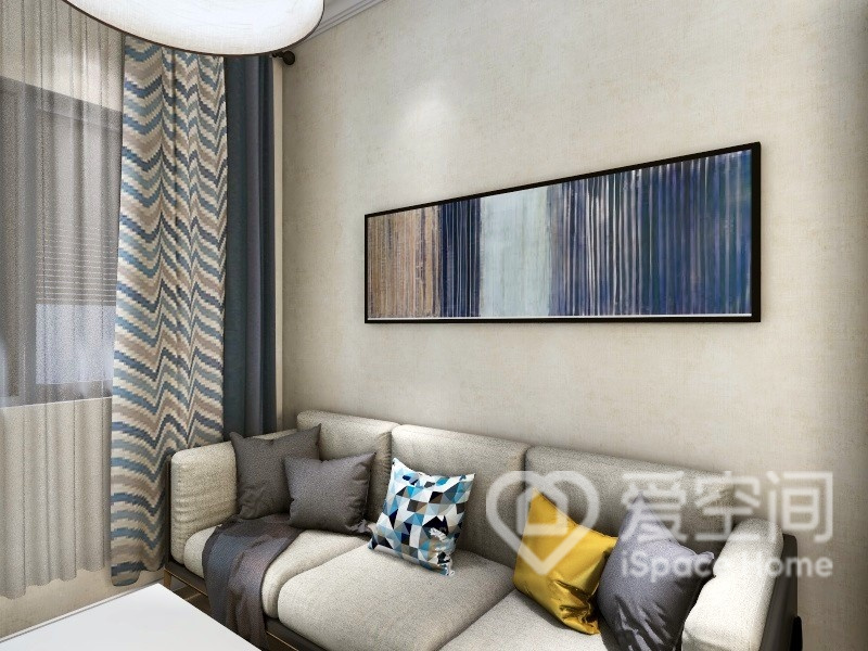客廳采用大地色設計，配合裝飾畫和藝術抱枕，渲染出婉約的氣氛。