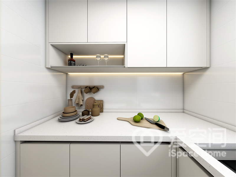 廚房色調沉穩，白色定制櫥柜不著痕跡地渲染出現代質感，溫暖而耐看。