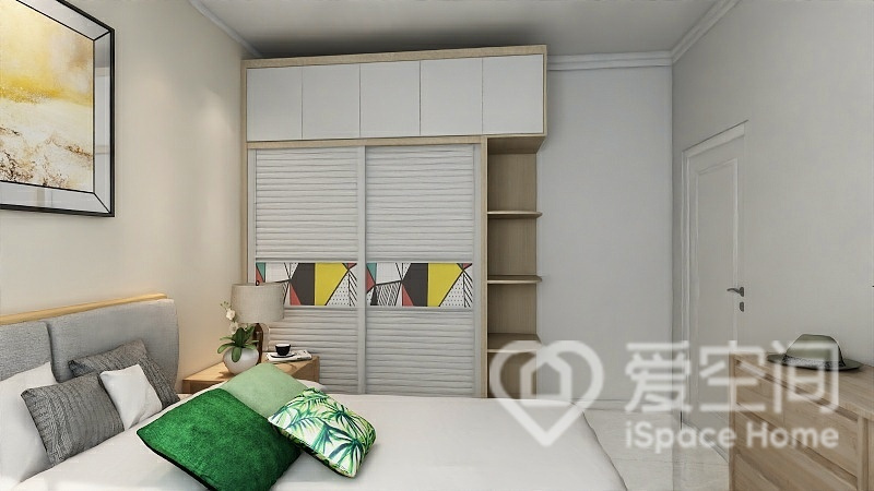 主卧面积不大，选用米白色墙面令人赏心悦目，室内软装凸显简洁舒适。