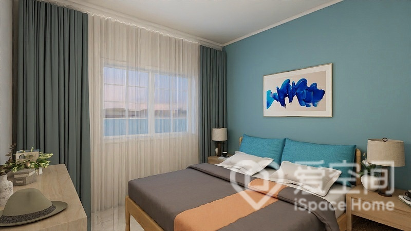 浅蓝色背景墙搭配素雅色调的家具，为次卧空间增添几分雅致格调。
