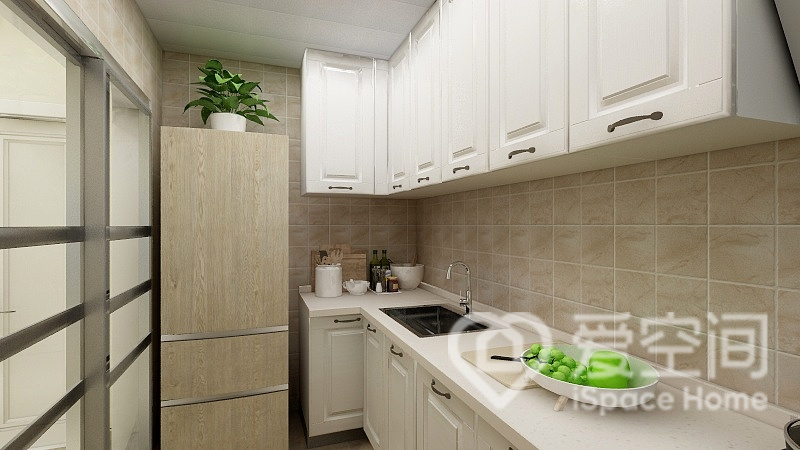 廚房整體選擇了米色系作為主調，定制的白色櫥柜給人的感覺格外素雅。