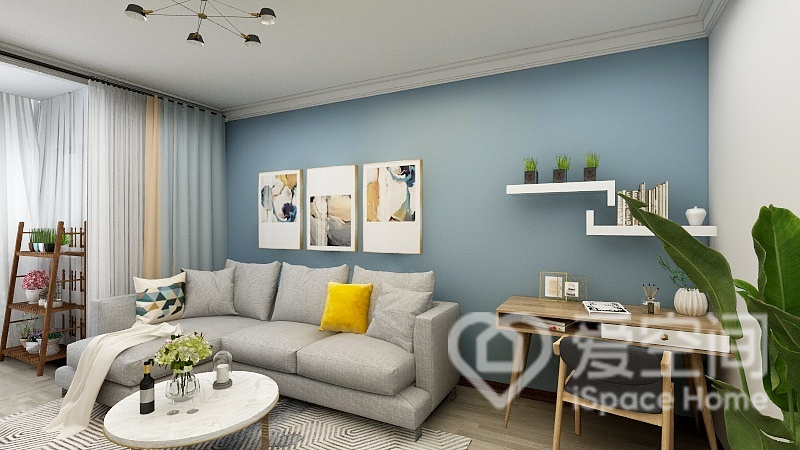 大面积蓝色背景与灰色布艺沙发组合，黄色抱枕提升了客厅的明亮度。