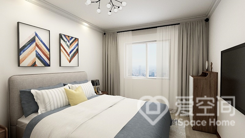 主卧背景墙选择大面积的留白，灰白色床品组合带来简约大气的氛围。
