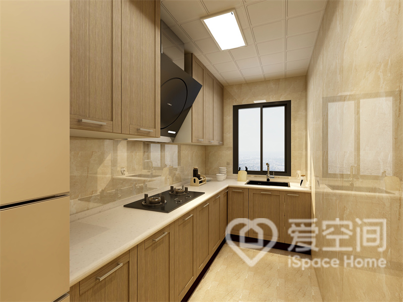 木質櫥柜搭配白色工作臺不顯單調，米色大理石磚面令空間更顯溫馨。