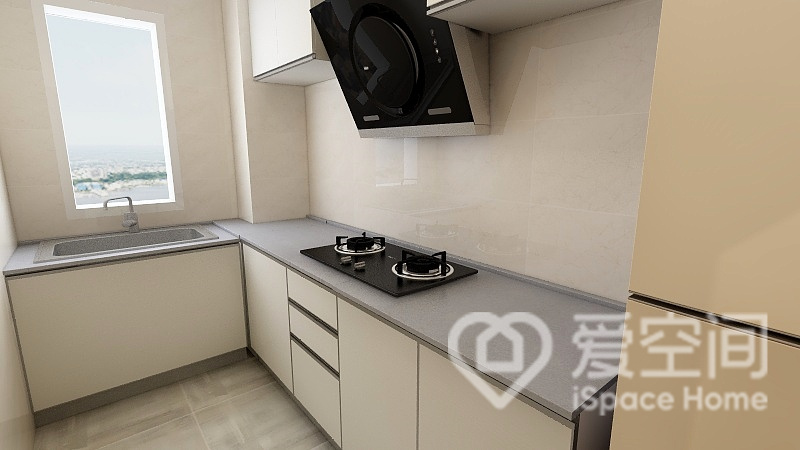 定制的白色橱柜搭配灰色工作台，整个烹饪空间充满了高雅舒适的气息。
