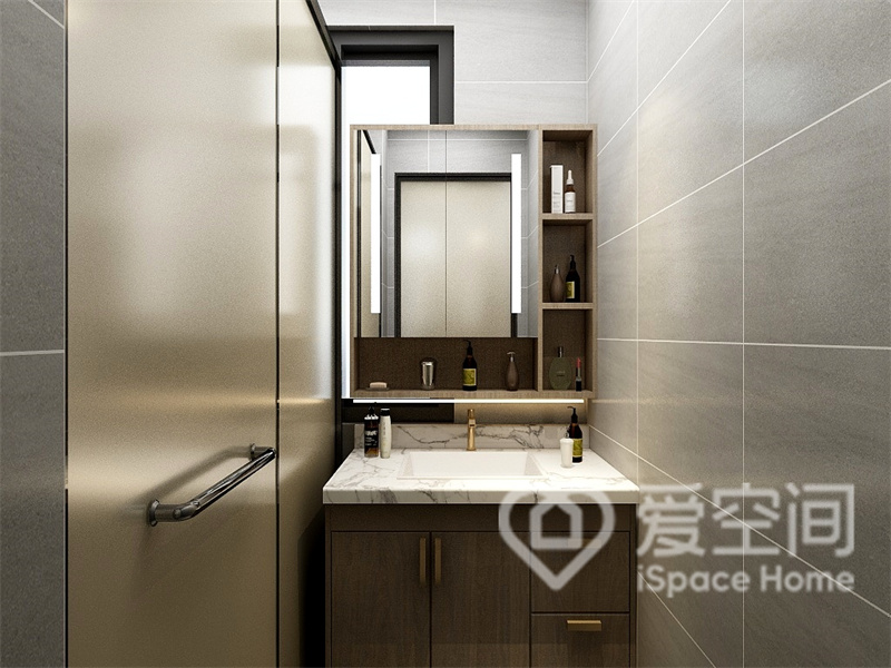 卫生间在设计上摒弃了多余的装饰，洗手柜收纳能力强，造型简练。