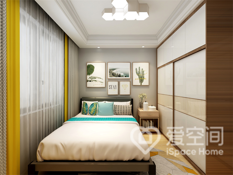 黃色調軟裝讓次臥空間的明亮度更顯柔和，配以裝飾畫，空間兼具美感與時尚感。