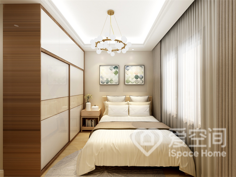 次卧衣柜丰富了视觉效果，加上低饱和的床品搭配，营造温馨的睡眠环境。