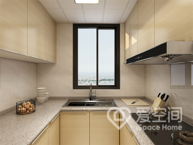 廚房空間動線流暢，定制櫥柜更注重功能性與觀賞性，整體舒適大方。