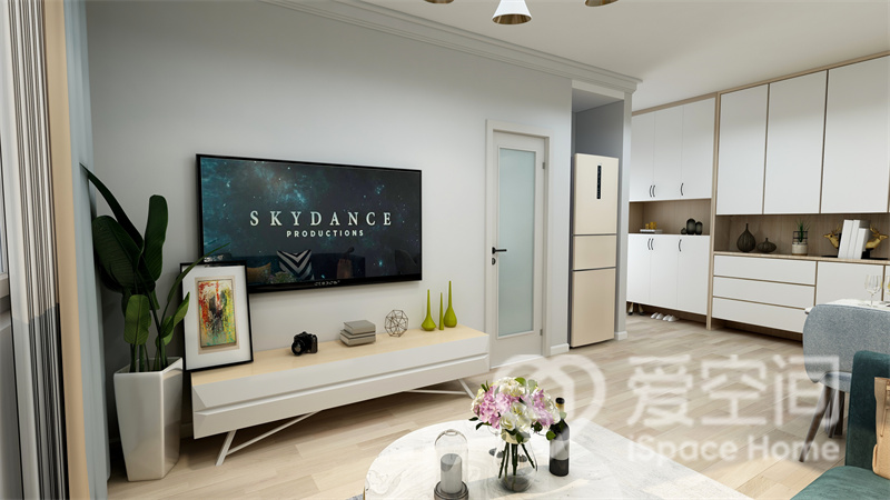 电视墙立面干净，地柜造型独特，加以绿植点缀，显现出客厅空间的高级质感。