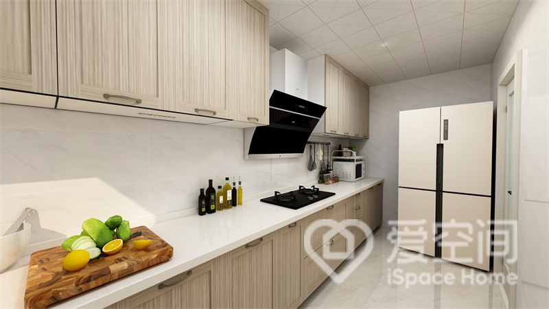 原木色與白的色彩運用令廚房顯得格外溫馨，營造出優雅大氣的烹飪環境。
