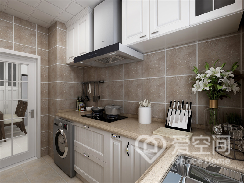 米色砖面搭配白色橱柜，串联起烹饪空间的优雅感，丰富了空间层次。