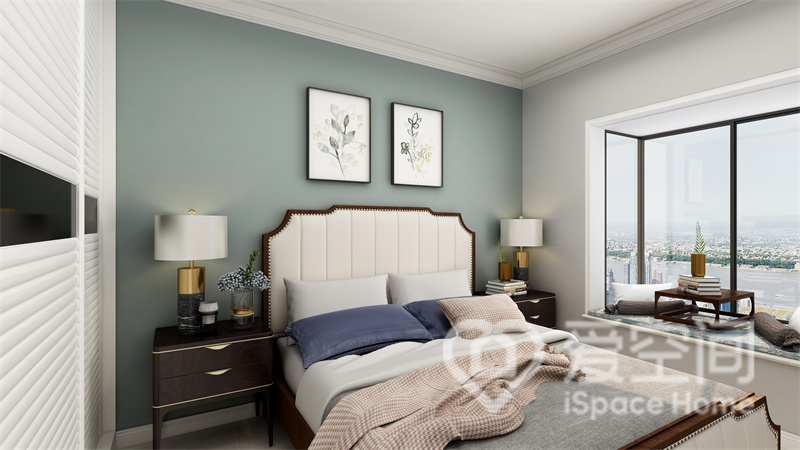 主卧冷暖搭配和谐，床品选用柔和的色调装饰，呈现出舒服自然的状态。