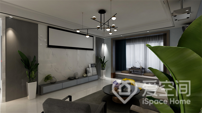 电视墙以线条和块面穿插设计，地柜与绿植的搭配丰富了空间质感。