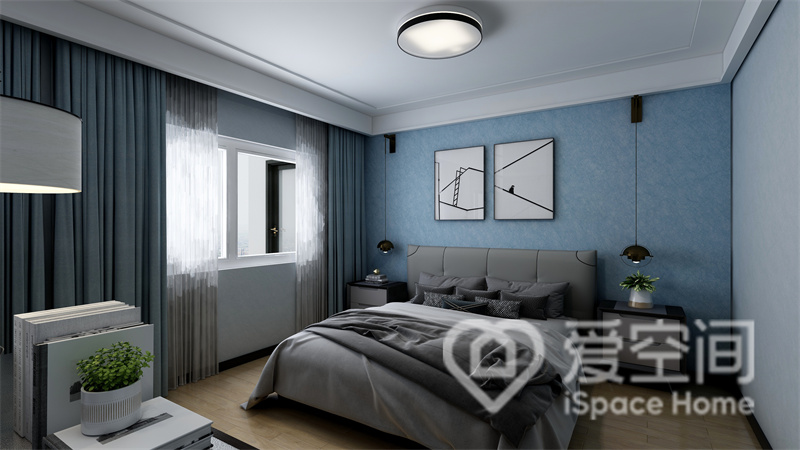 蓝色空间下，主卧家具的选择以冷色为主，装饰画和灯具提亮了整个空间。