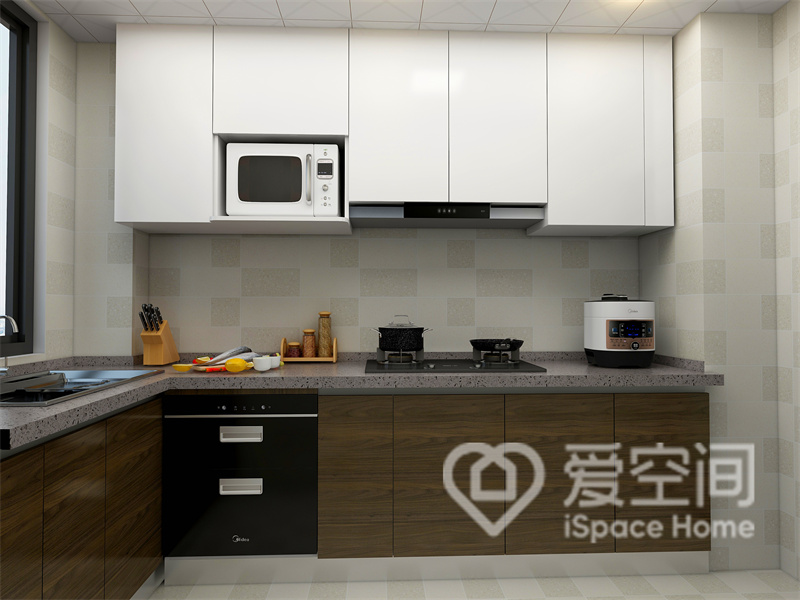 厨房采用木质橱柜与白色吊柜拼接设计，提升了视觉温度，展现出现代厨房的优雅与简约。