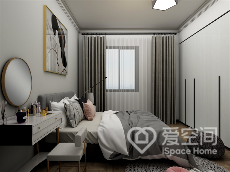 主卧配以灰白色设计，收敛克制的配色丰富了空间的细节，也令卧室显得更加静谧。