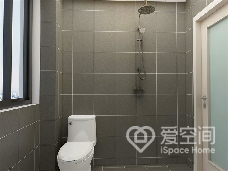 咖色砖面的铺贴令整个卫浴空间呈现一种慵懒的美好，白色洁具成为点缀。