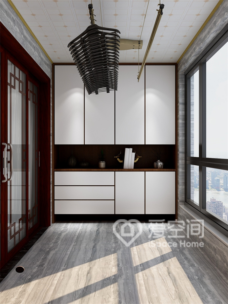 陽臺增設了收納柜，在整體的設計上以現代簡約為主基調，增加了空間的收納力。